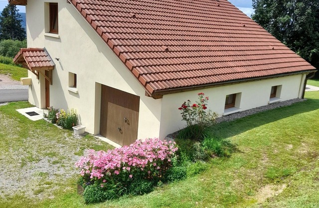 Charming renovated house with 3 bedrooms, garage, and pets allowed in Gerbamont