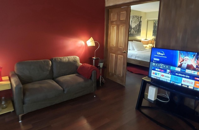 Charming Retreat Just Moments from Dundas Square & the Eaton Centre