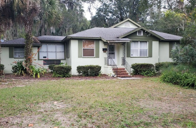 Charming retreat near Downtown and the Hospitals. Short drive to the beach.