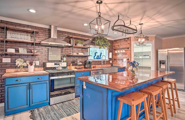 Charming Retreat on 20 Acres w/Private Lake!