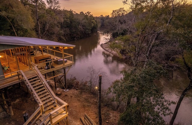 Charming River House, escape from the hustle and bustle of everyday life.