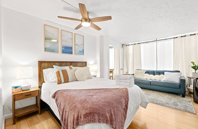 Charming Riverwalk Retreat – Spacious Downtown Condo