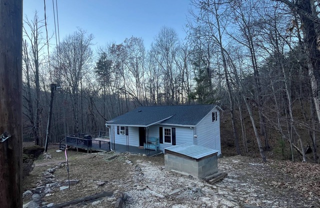 Charming & rustic 4-bedroom house minutes from Hanging Rock State Park