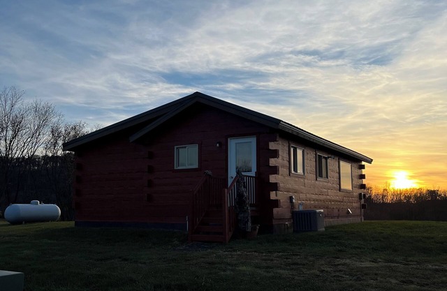 Charming secluded 2-bedroom cabin with WiFi, AC in peaceful Richland Center