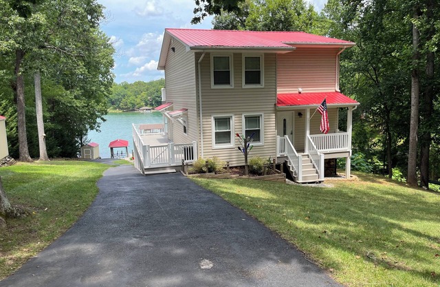Charming SML lake front 3-bedroom house with WiFi and AC in beautiful Huddleston