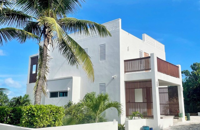 Charming spacious 2-bedroom villa with AC, pool, ocean views in Providenciales