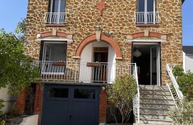Charming Stone House with Garden, Fireplace, Near Paris & Versailles, All-Inclusive Amenities