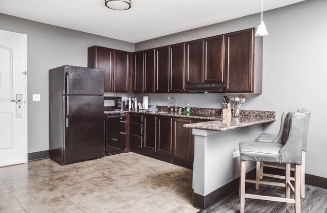 Charming Stay with Kitchenette l Onsite Library, Gym Access & Garden Firepits