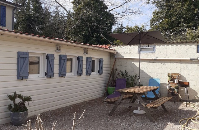 Charming studio 1800 from the beach!
