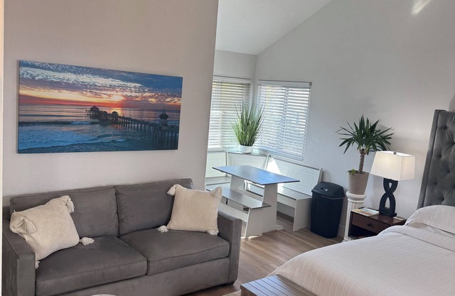 Charming studio in Huntington Beach: Private, Clean, Cozy, Quiet and Updated.