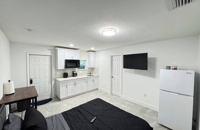Charming Studio Apartment at Lake Worth Beach!