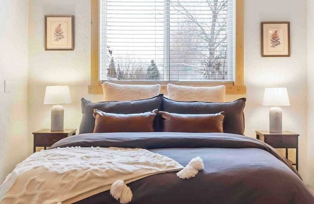 Charming Studio 10 min from airport dog friendly