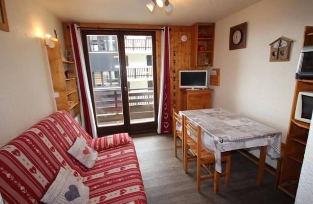 Charming Studio Cabin for 4 in Les Saisies, Balcony, South-Facing, 250m to Slopes