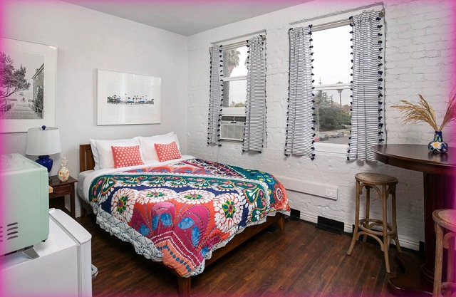 Charming Studio for Two! Minutes Away from DTLA!
