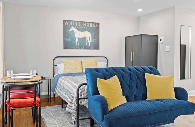 Charming Studio Stay in Vibrant Highlands Area