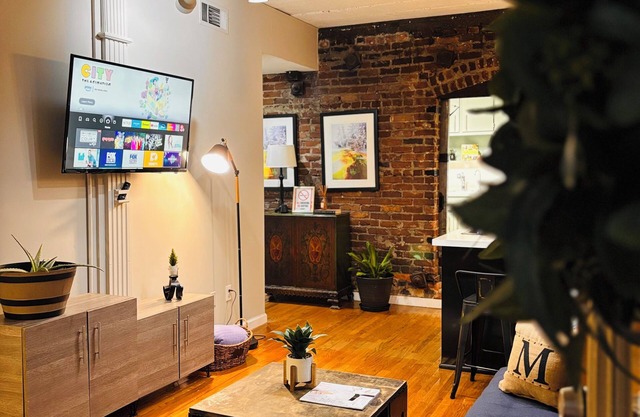 Charming Studio-Style 1BR Apartment Exposed Brick and Full Kitchen-Midtown ATL