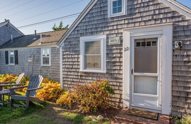Charming Summer Wind Cottage Steps from Nantucket Sound