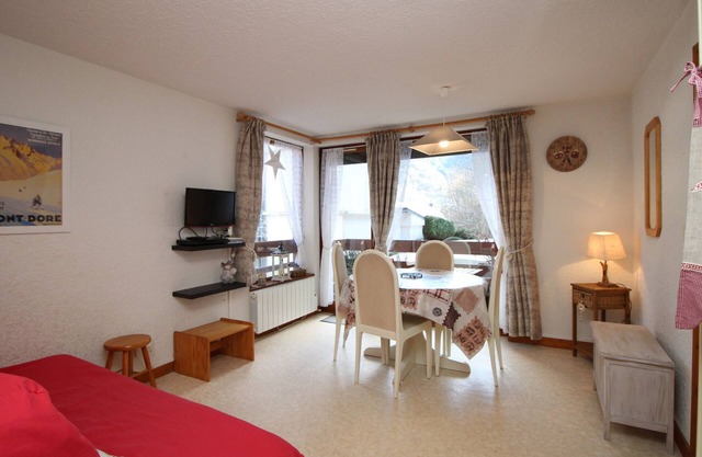 Charming T2 Apartment with Balcony, Parking, and WiFi Near Ski Shuttle and Thermes