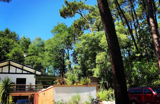 Charming T2 garden with trees and parking, close to beaches and golf course.