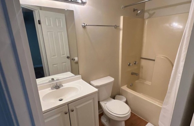 Charming townhome with WiFi and fitness room in lovely Woodlawn