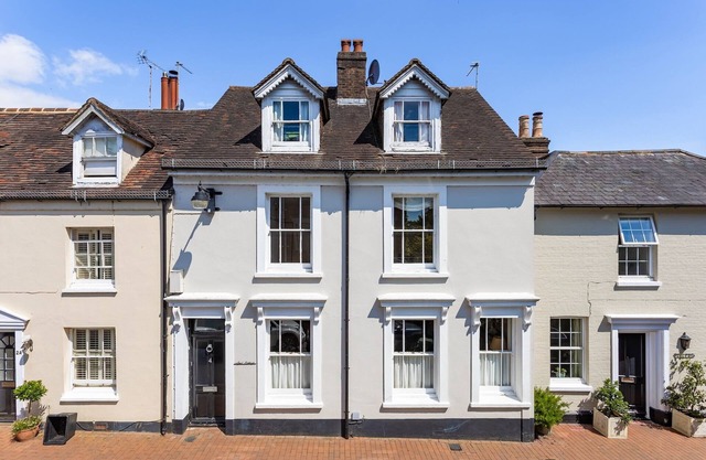 Charming Townhouse in the Chocolate-Box village of Cuckfield