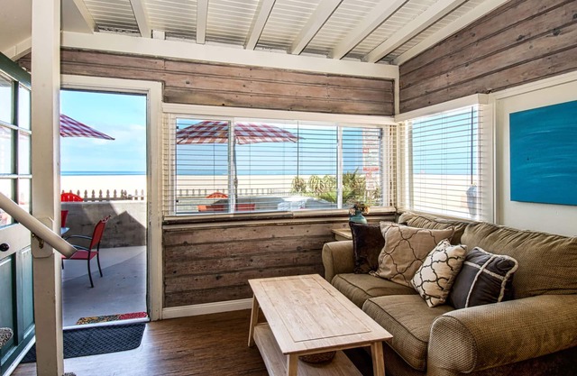 Charming traditional Newport Beach cottage plus private one bedroom rear unit!