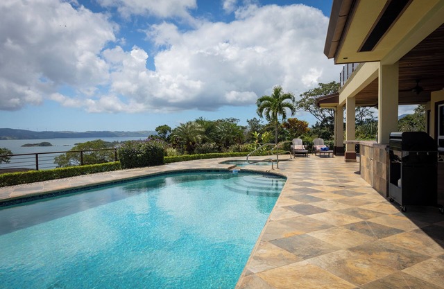 Charming Tropical Paradise, 3-bedroom Villa in marvelous Nuevo Arenal