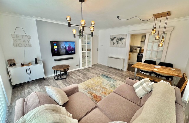 Charming Two Bedroom Apartment Near Beach, Town and Meyrick Park - Free Parking