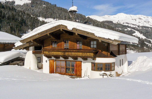 Charming Tyrolean chalet, 100m to the ski bus