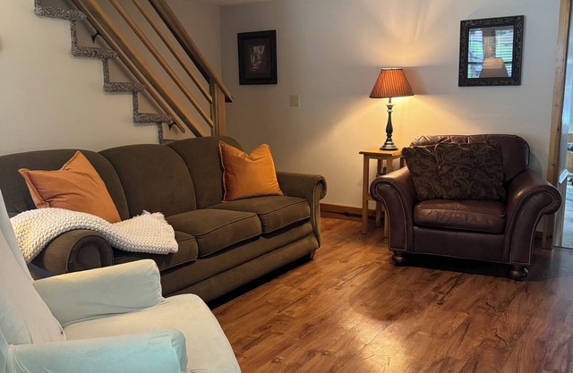Charming, Updated 4BR 2BA Farmhouse in Heart of NRG National Park