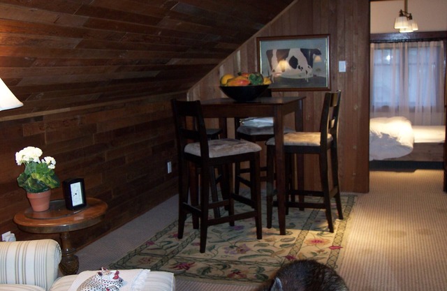 Charming Upstairs Suite in Historic Grandview Woodland