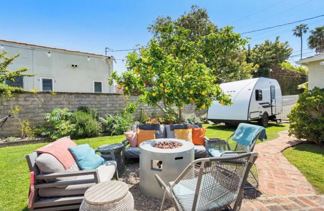 Charming Venice Bungalow blocks from the Beach!