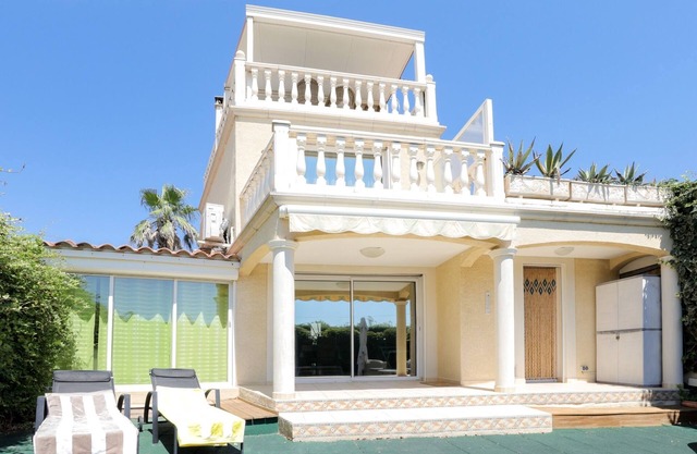 Charming villa close to the sea. Fully equipped.