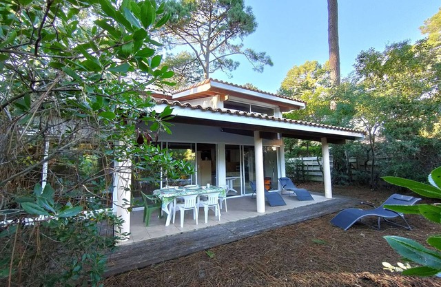 Charming Villa with Large Garden near Forest & Ocean in Le Canon, Cap-Ferret