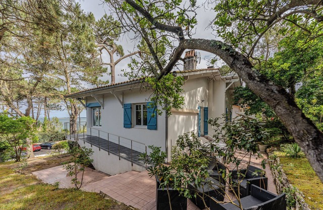 Charming Villa Perched with a View, Steps from the Pyla Beaches