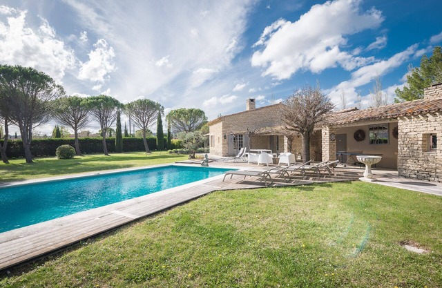 Charming villa in natural stone, beautifull garden, a lot of privacy. Gordes