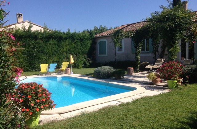 Charming villa in Provence with pool just 10 minutes from Avignon