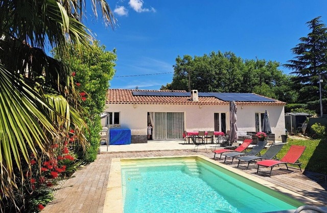Charming VILLA in quiet, sunny garden, swimming pool 10 minutes from Aix-en-Provence