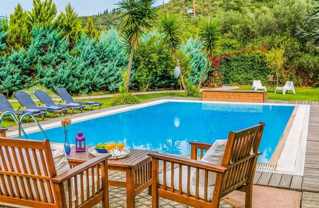 Charming villa w/pretty garden, 5min walk to beach