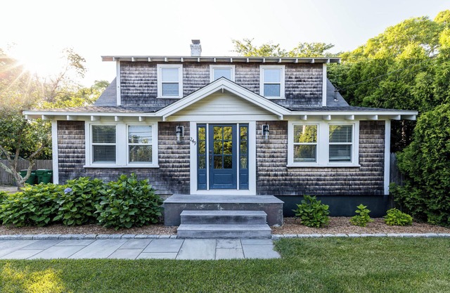 Charming Vineyard Classic Home, Walk to Town & Boat