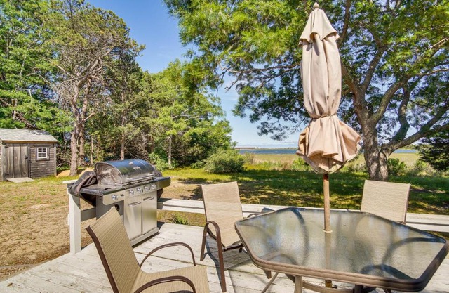 Charming West Yarmouth Cottage - Walk to Beach