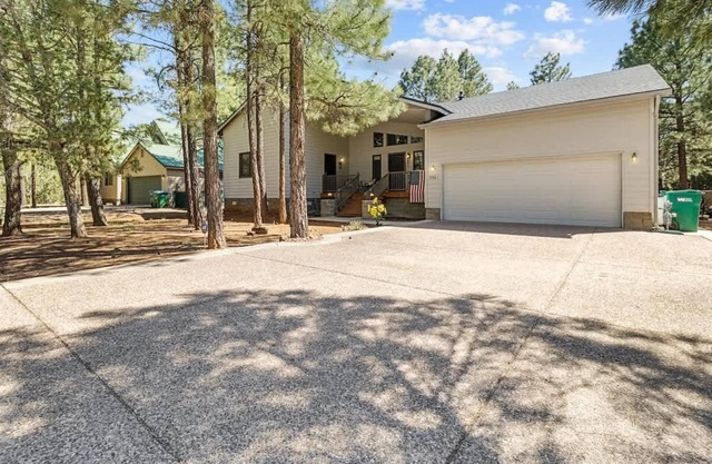 Charming Woodland 3BR Retreat | Sleeps 10