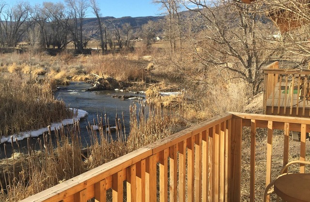 Charming WoodlandCabin with Stunning River Views!