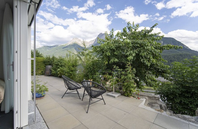 Chasa Emerita: Modern 3 1/2-room terrace flat with panoramic view