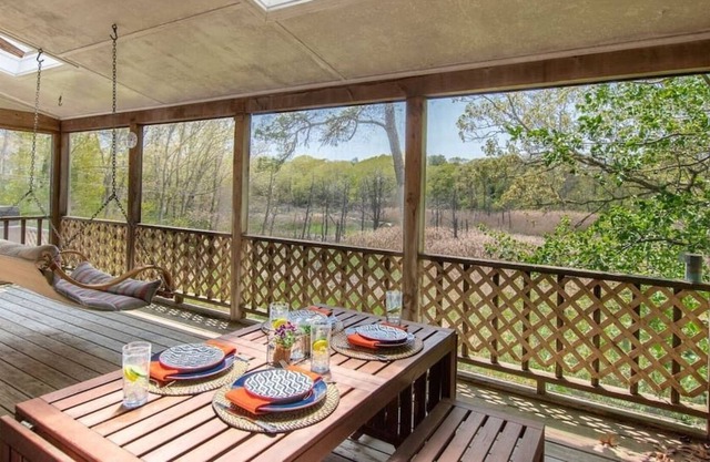 Chatham Getaway w/ Screened Porch!