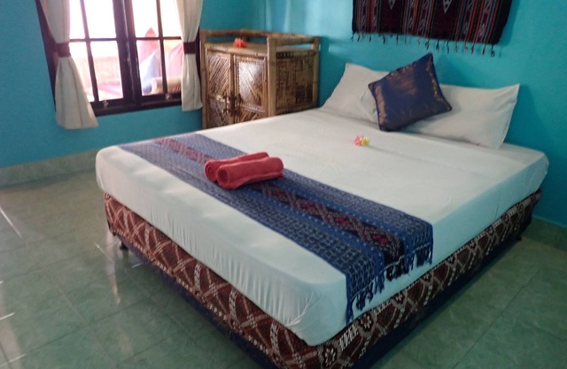 Cheap and Cheerful Queen room for budget travelers