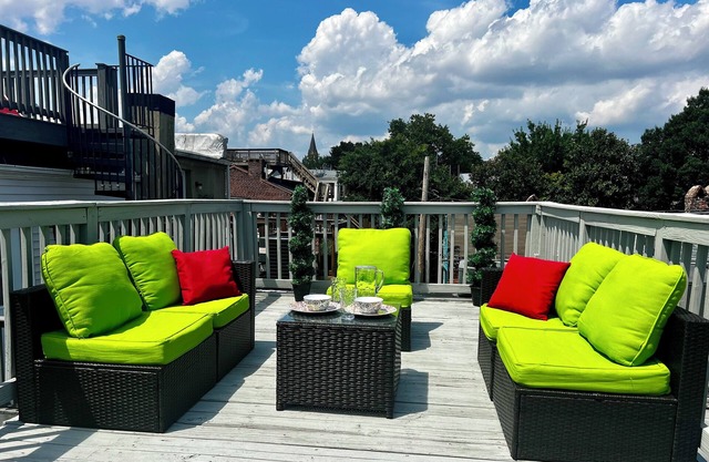 Cheerful 2-bedroom row house with rooftop deck!