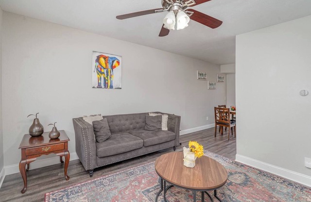 Cheerful 2-story apt w/high speed Wi-Fi & Patio!