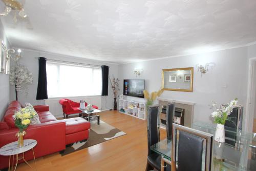 Cheerful 3 Bedroom 2 Bathroom Bungalow by CozyNest