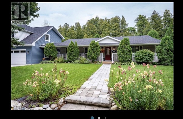 Cheerful 3 Bedroom Cottage 2 Minute walk to the Beach on Beautiful Lake Huron